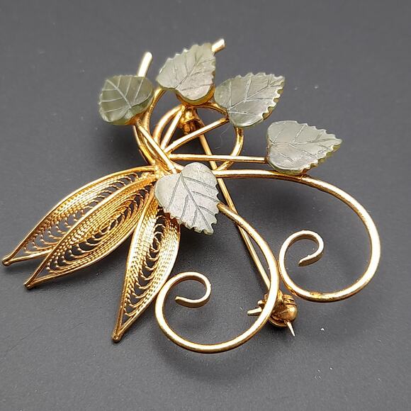 Vintage Carved Jade Gemstone Leaves Gold Tone Filigree Brooch - Picture 9 of 12